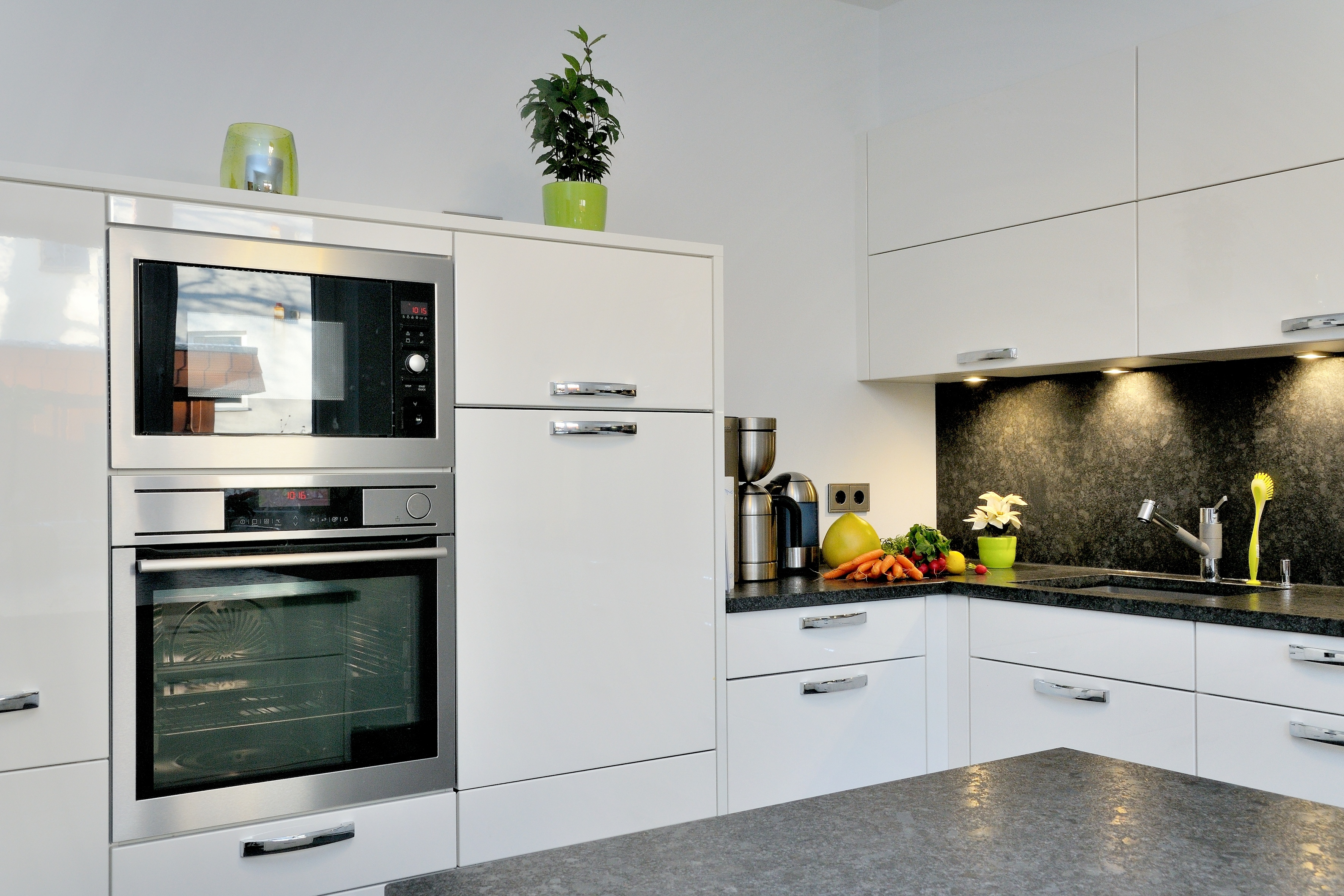 Weisse Küche ofen Rückwand schwarz