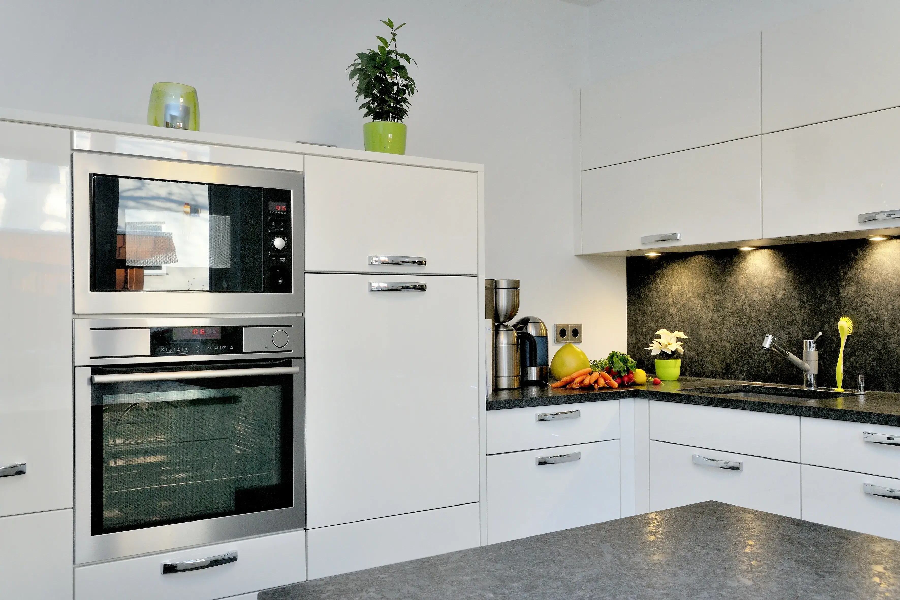 Weisse Küche ofen Rückwand schwarz